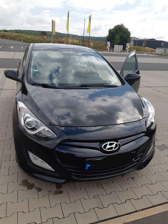 Schwarz Gebraucht 2014 Hyundai i30 Classic Limousine | 6.800 € (Guter Preis) - Bild 1/4