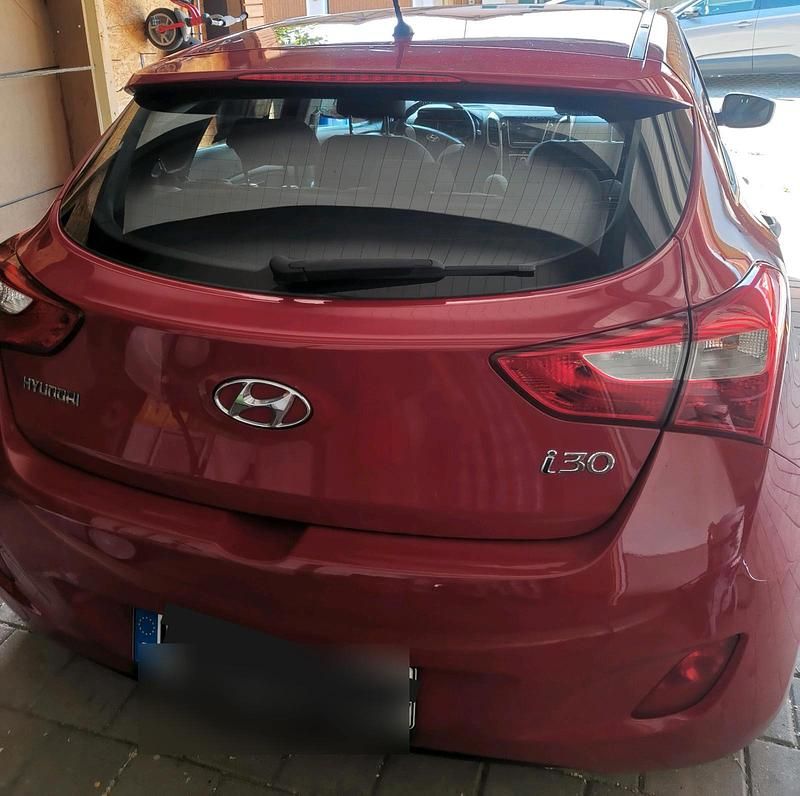 Rot Gebraucht 2013 Hyundai i30 Limousine | 4.750 € (Guter Preis) - Bild 1/4