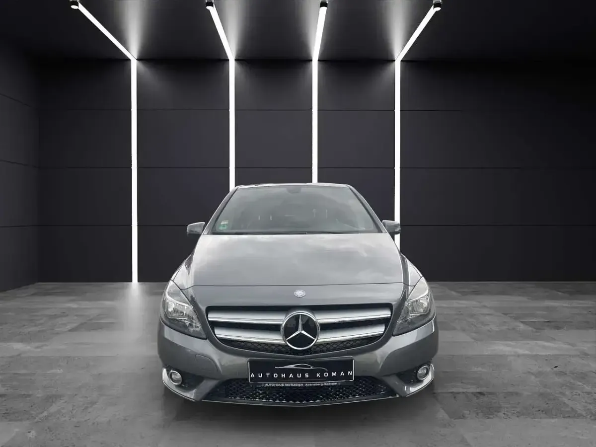 Gebraucht Mercedes B200 136 PS (100 kW) 2013 Mountaingrau Kleinwagen