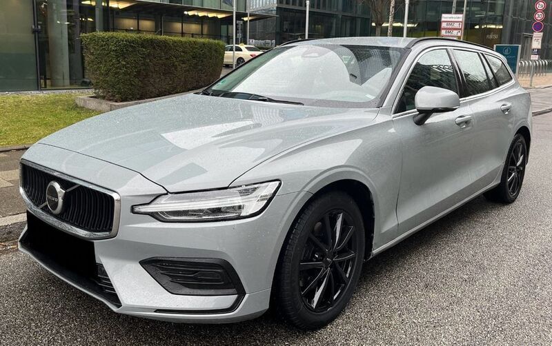 Grau Gebraucht 2023 Volvo V60 Core Kombi | 26.999 € - Bild 1/4