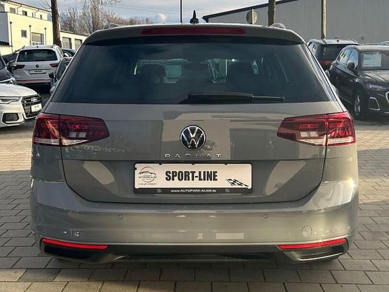 Gebraucht VW Passat 150 PS (110 kW) 2023 Mondsteingrau Kombi