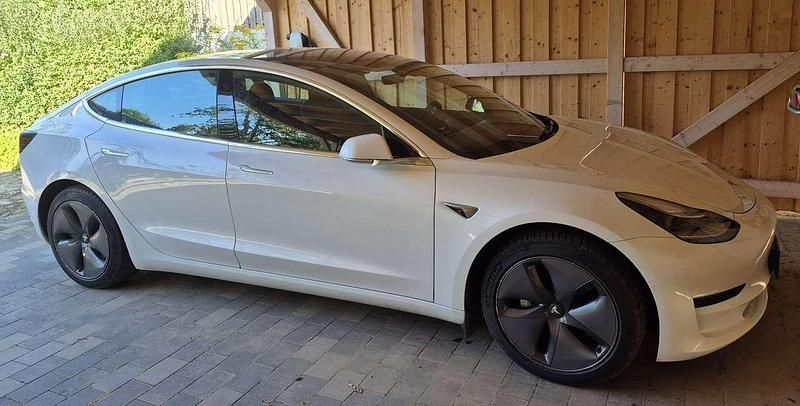 Weiß Gebraucht 2020 Tesla Model 3 Standard Range Plus Limousine | 23.000 € (Fairer Preis) - Bild 1/4