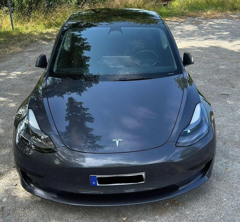 Grau Gebraucht 2022 Tesla Model 3 RWD Limousine | 28.900 € (Fairer Preis) - Bild 1/4
