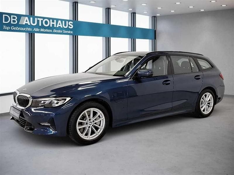 Blau Gebraucht 2021 BMW 330e Sport Line Kombi | 25.460 € (Guter Preis) - Bild 1/4