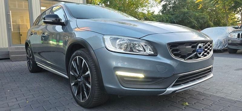 Grau Gebraucht 2015 Volvo V60 CC Kombi | 9.999 € - Bild 1/4
