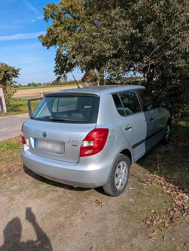 Silber Gebraucht 2011 Skoda Fabia Kleinwagen | 2.600 € (Superpreis) - Bild 1/3