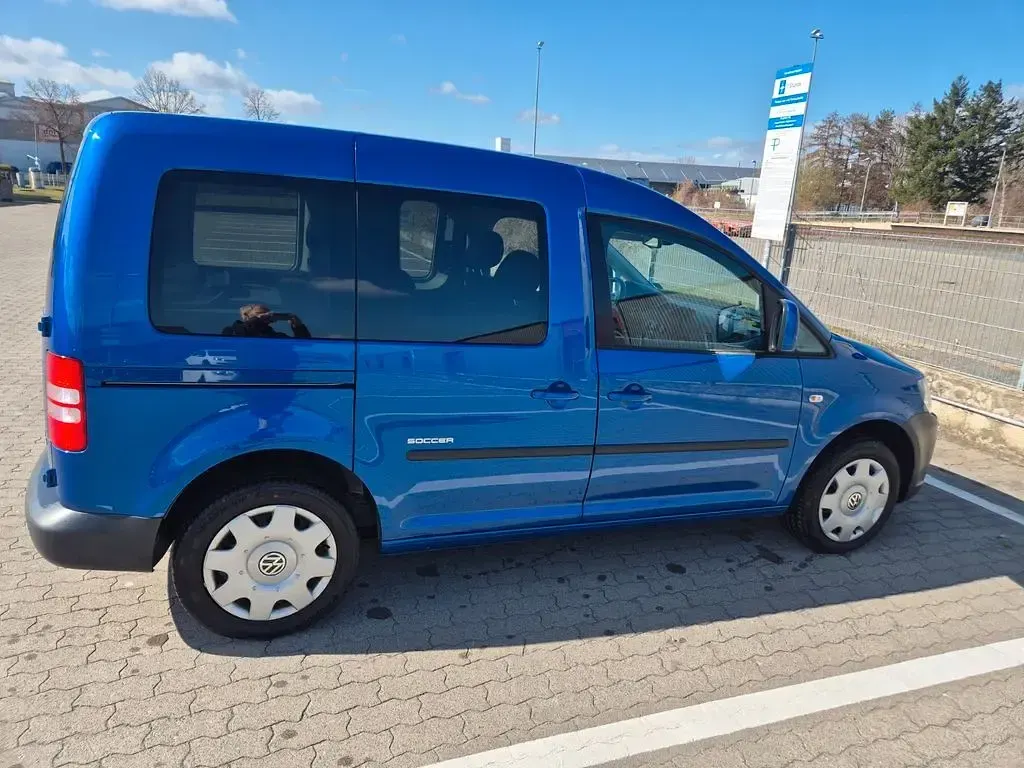 Second-hand VW Caddy Trendline 140 CP (102 kW) 2014 Albastru Monovolum