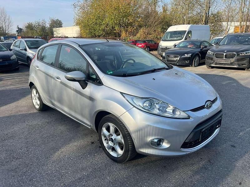 Polarsilber metallic Gebraucht 2008 Ford Fiesta Trend Kleinwagen | 1.749 € - Bild 1/4