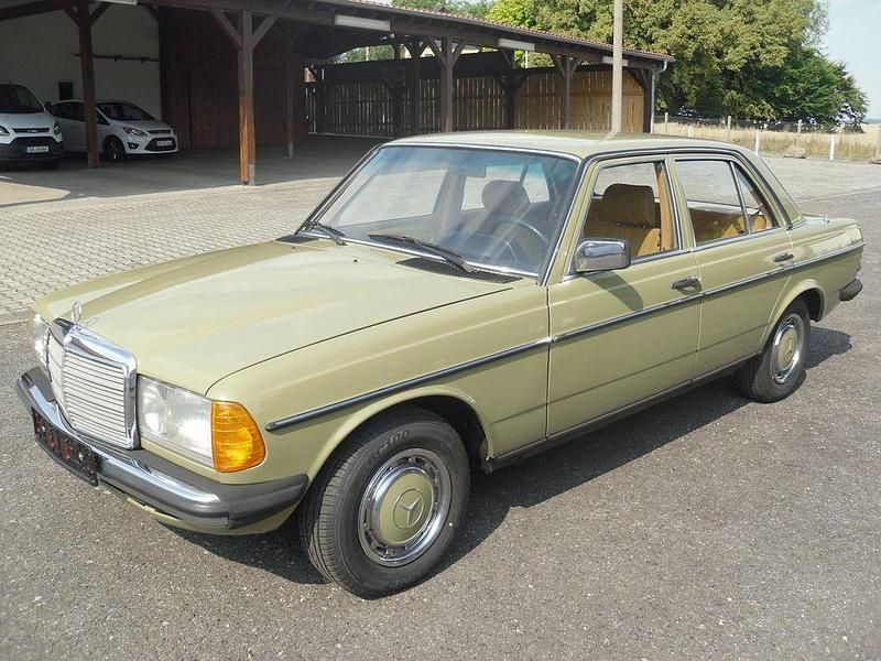 Grün Gebraucht 1983 Mercedes 200 Limousine | 15.000 € - Bild 1/4