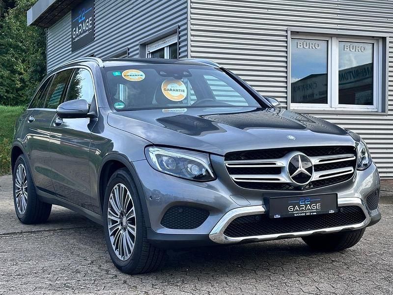 Grau Gebraucht 2016 Mercedes GLC250 SUV | 21.990 € (Fairer Preis) - Bild 1/4