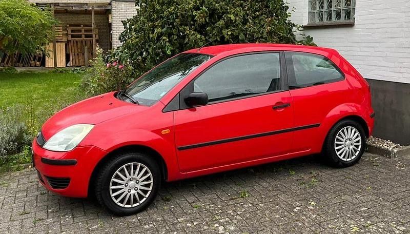 Gebraucht Ford Fiesta 60 PS (44 kW) 2005 Rot Limousine