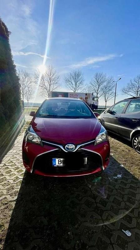 Gebraucht Toyota Yaris Hybrid 75 PS (55 kW) 2015 Rot Limousine