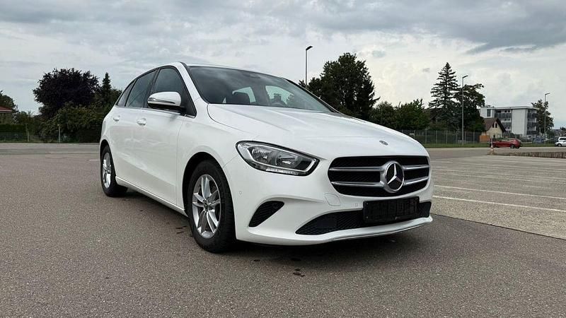 Weiß Gebraucht 2020 Mercedes B200 Van / Kleinbus | 19.700 € (Guter Preis) - Bild 1/4