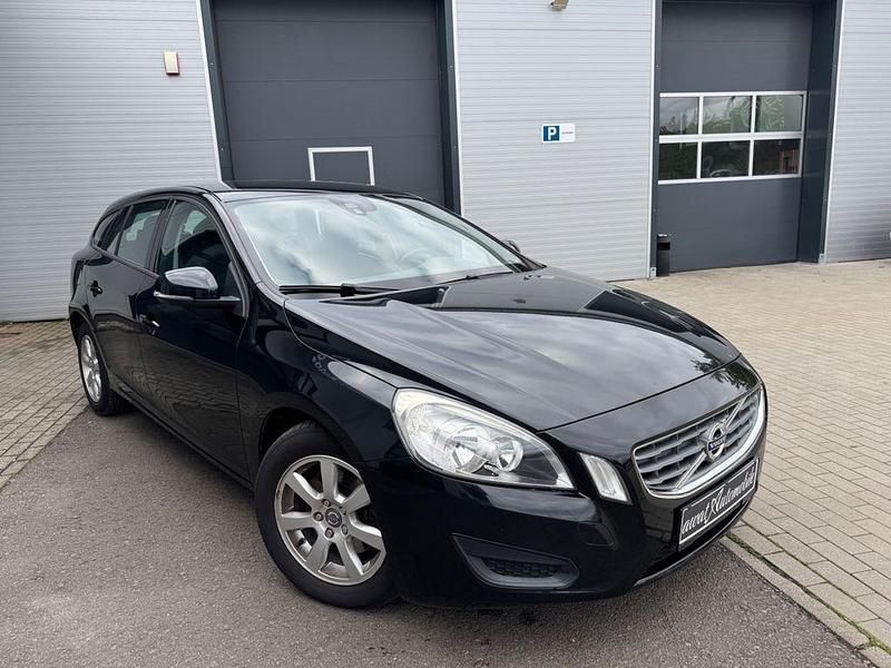 Schwarz Gebraucht 2011 Volvo V60 Kinetic Kombi | 8.299 € (Fairer Preis) - Bild 1/4