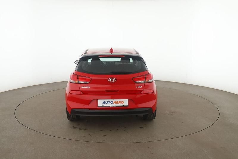 Gebraucht Hyundai i30 Select 120 PS (88 kW) 2019 Rot Limousine