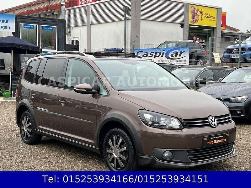 Braun Gebraucht 2013 VW Touran Cross Van / Kleinbus | 8.490 € (Fairer Preis) - Bild 1/4