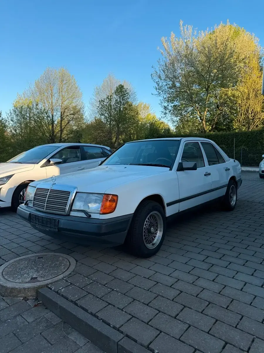 Gebraucht Mercedes E230 136 PS (100 kW) 1986 Weiß Limousine