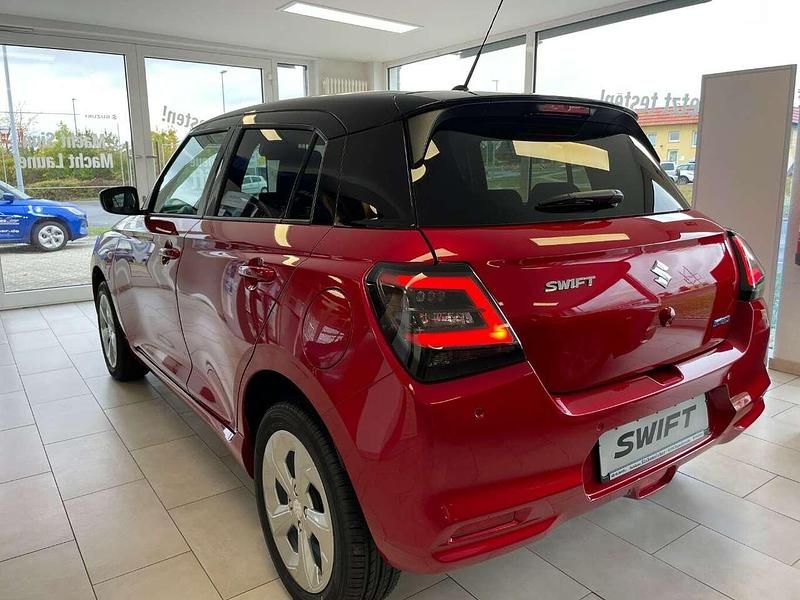 Neu Suzuki Swift 83 PS (61 kW) 2025 Burn.red / black Kleinwagen