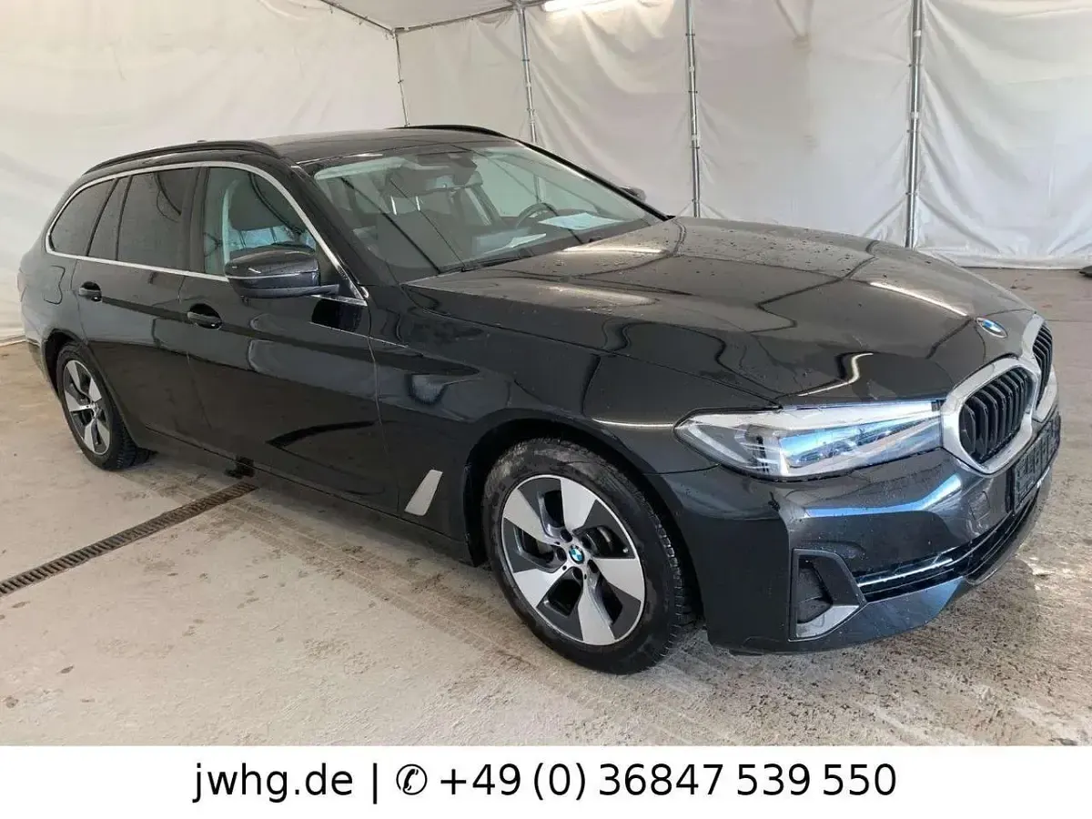 Gebraucht BMW 520 Performance 190 PS (139 kW) 2021 Saphirschwarz (metallic) Kombi