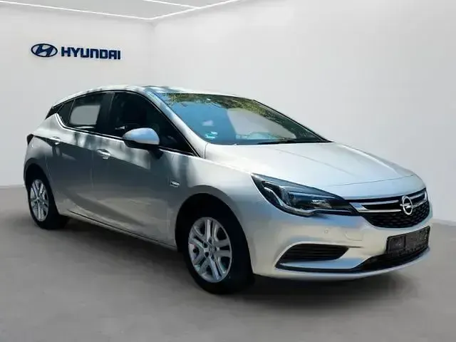 Gebraucht Opel Astra Edition 105 PS (77 kW) 2015 Andere Limousine