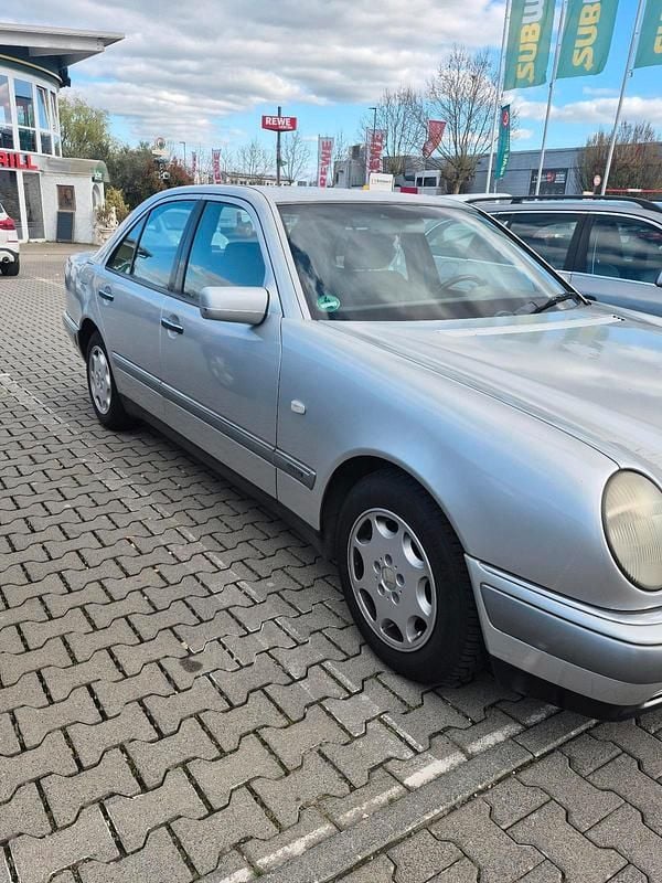 Gebraucht Mercedes E200 136 PS (100 kW) 1998 Silber Limousine