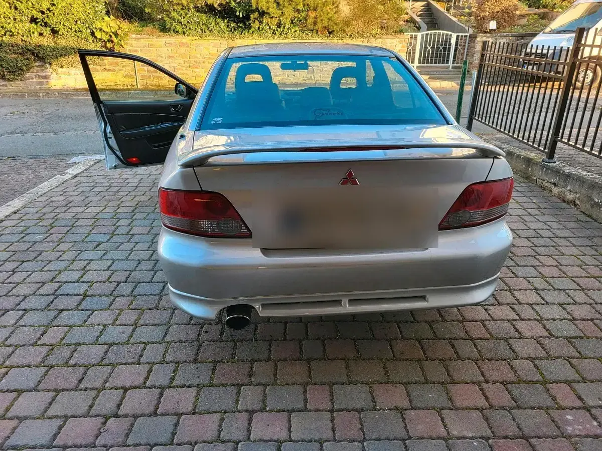 Second-hand Mitsubishi Galant 160 CP (117 kW) 2001 Argintiu Berlinǎ