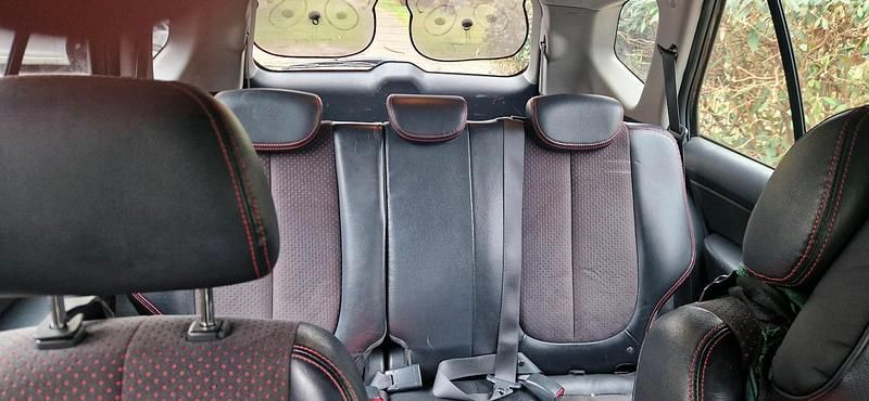 Gebraucht Kia Carens 140 PS (102 kW) 2009 Schwarz Van / Kleinbus