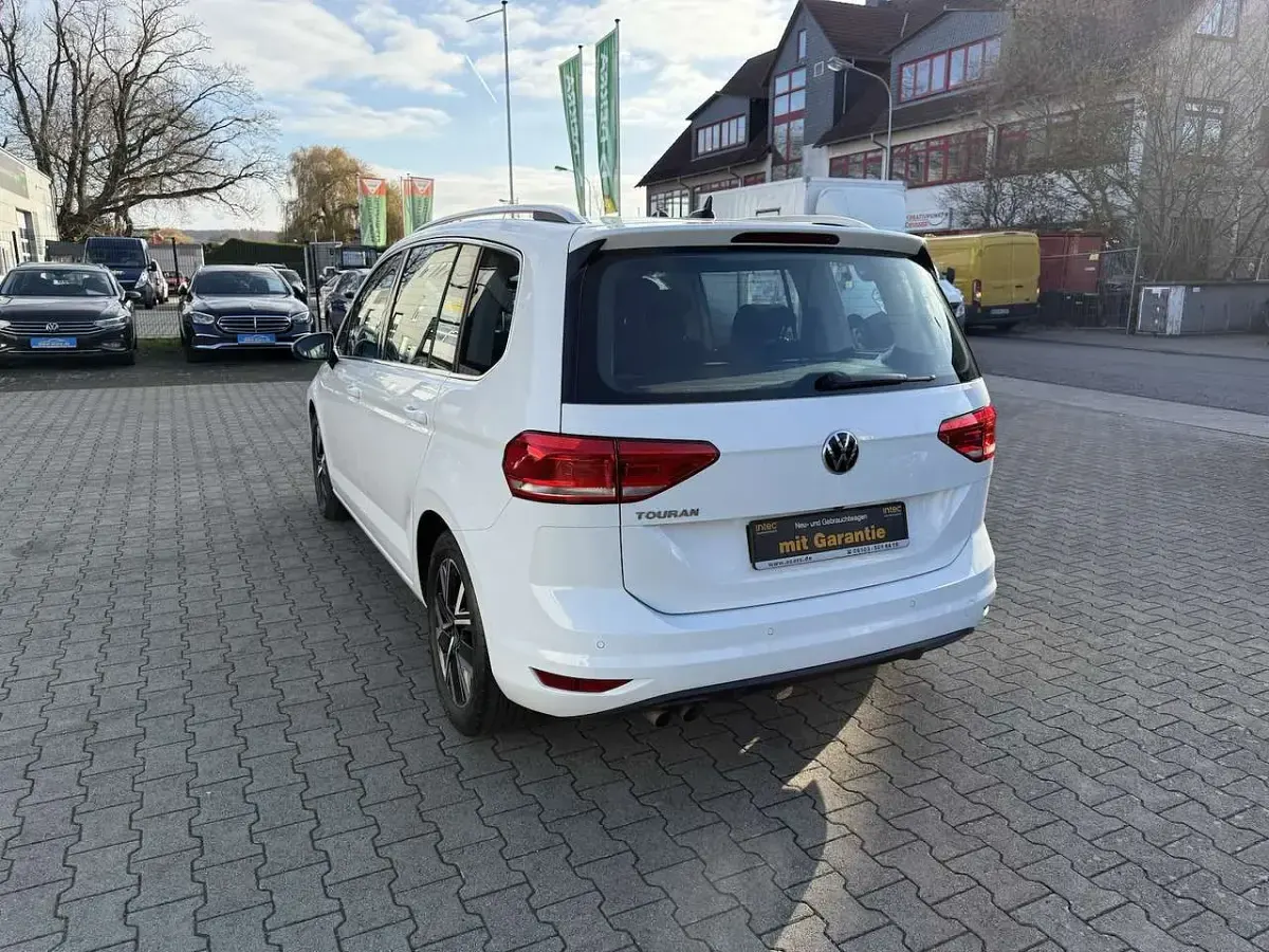 Gebraucht VW Touran Highline 150 PS (110 kW) 2021 Pure white Van / Kleinbus