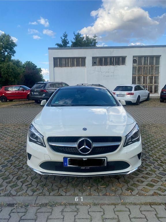 Weiß Gebraucht 2017 Mercedes CLA220 Shooting Brake Kombi | 17.700 € (Guter Preis) - Bild 1/4