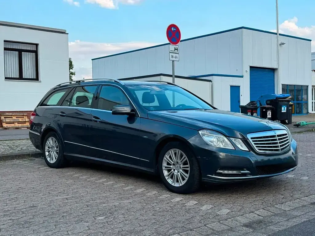 Gebraucht Mercedes E220 Elegance 170 PS (125 kW) 2011 Grau Limousine
