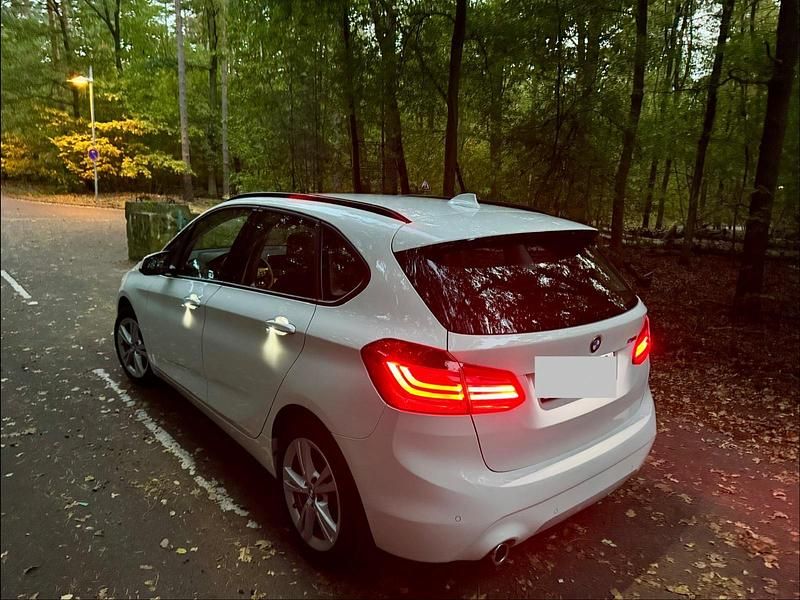 Weiß Gebraucht 2021 BMW 218 Active Tourer Van / Kleinbus | 19.999 € (Guter Preis) - Bild 1/4
