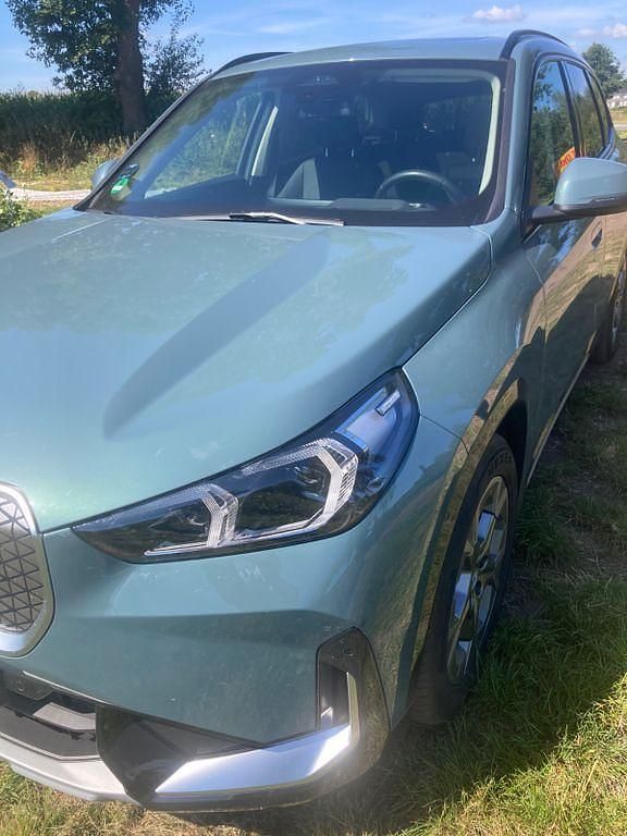 Grün Gebraucht 2025 BMW iX1 Comfort Edition SUV | 44.800 € (Superpreis) - Bild 1/4
