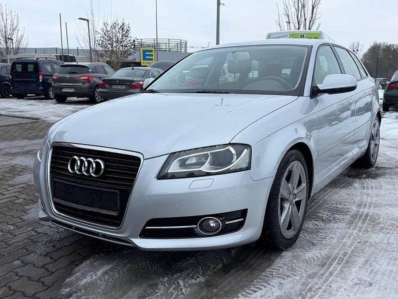 Silber Gebraucht 2012 Audi A3 Sportback Ambition Kleinwagen | 3.990 € (Etwas zu teuer) - Bild 1/4