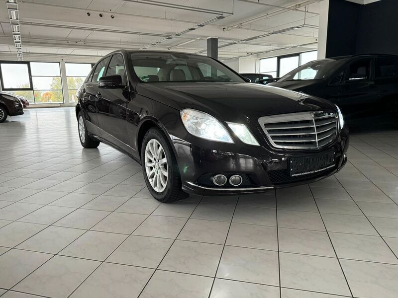 Braun Gebraucht 2010 Mercedes E350 Limousine | 9.401 € - Bild 1/4
