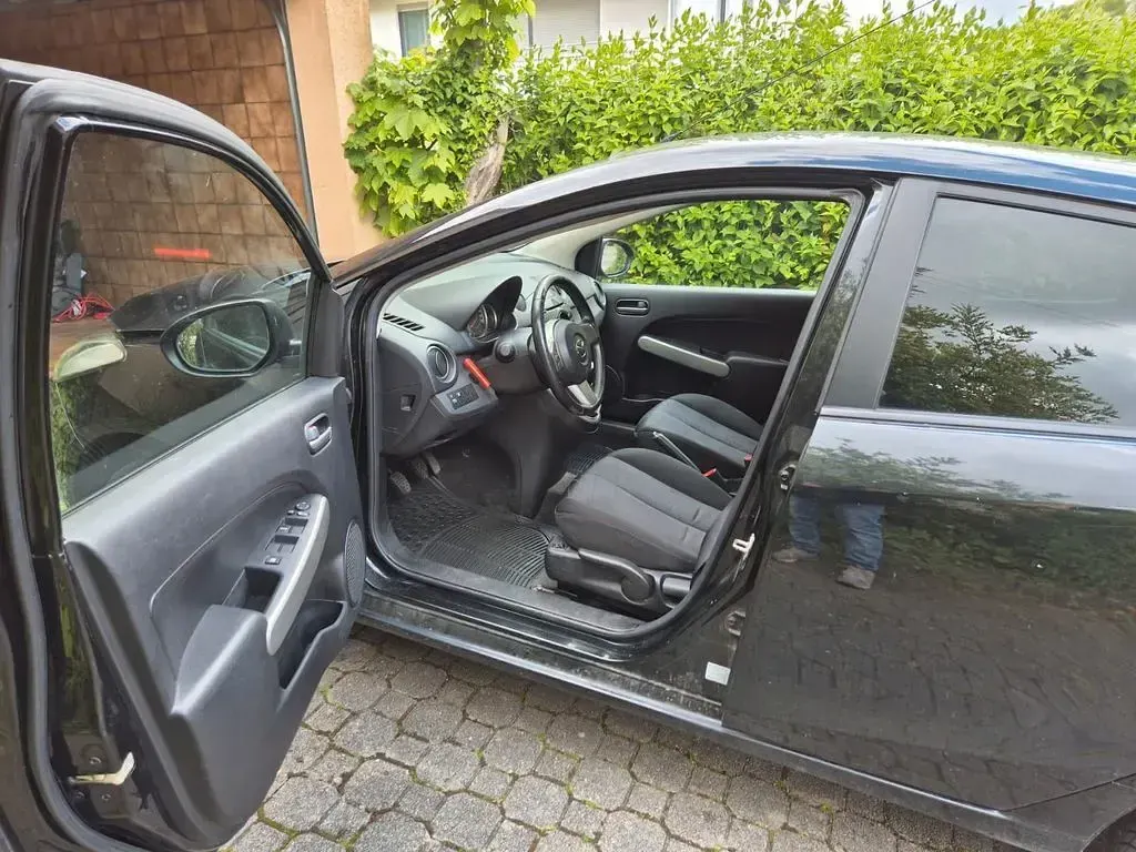 Używany Mazda 2 Prime-Line 75 KM (55 kW) 2014 Czarny Sedan/Limuzyna