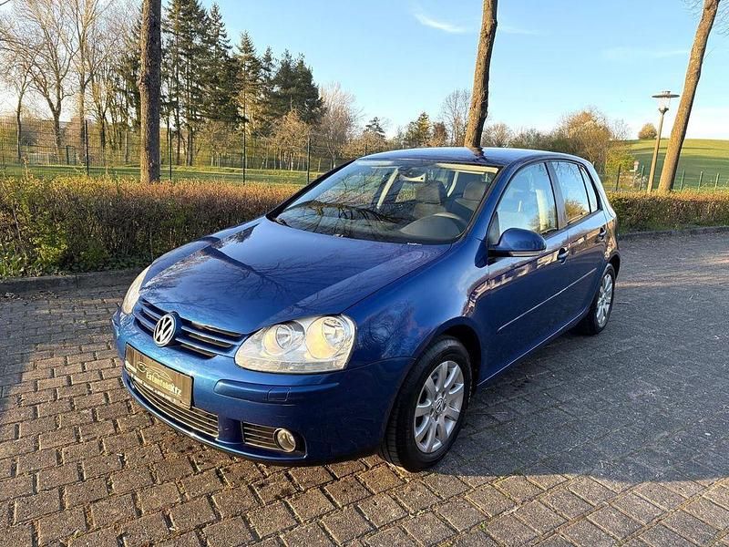 Blau Gebraucht 2005 VW Golf Comfortline Limousine | 2.222 € (Superpreis) - Bild 1/4