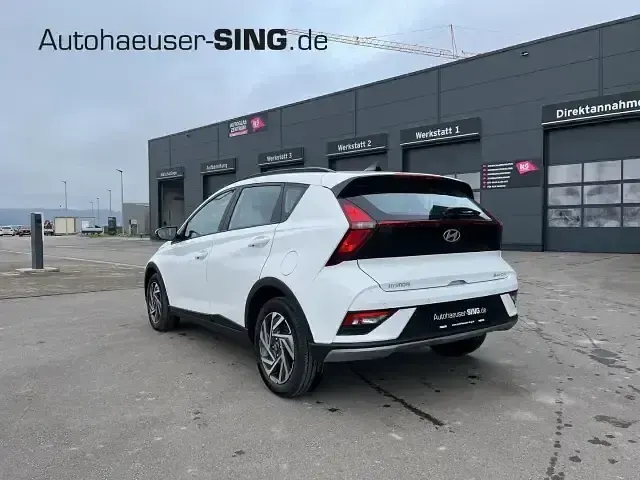 Neu Hyundai Bayon 101 PS (74 kW) 2025 Atlas white SUV