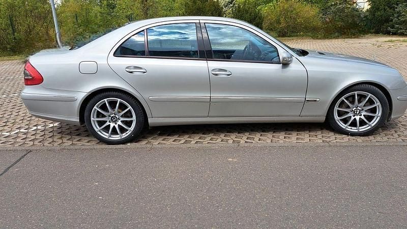 Silber Gebraucht 2003 Mercedes E500 Avantgarde Limousine | 5.900 € (Fairer Preis) - Bild 1/4