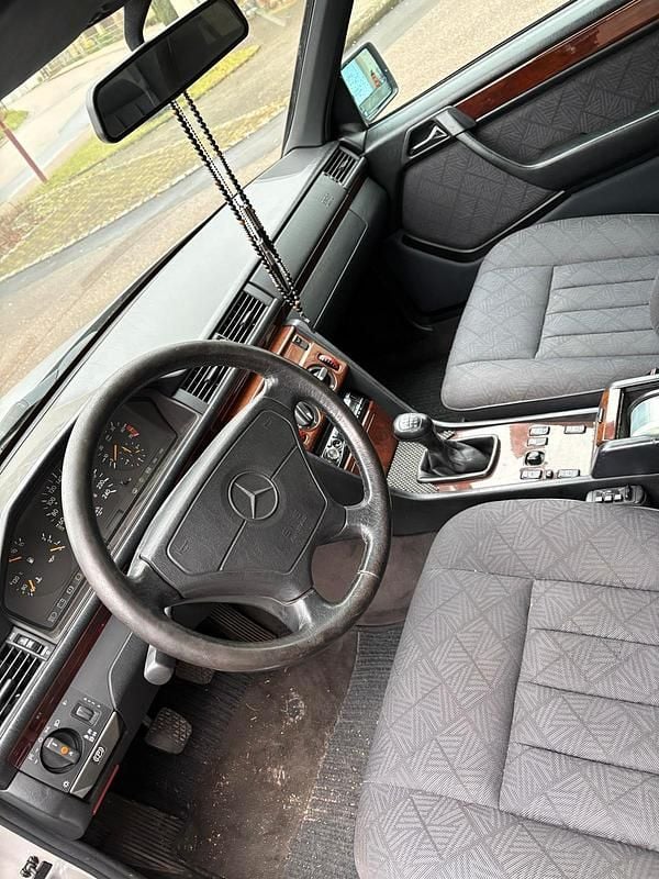 Gebraucht Mercedes 220 150 PS (110 kW) 1995 Silber Limousine
