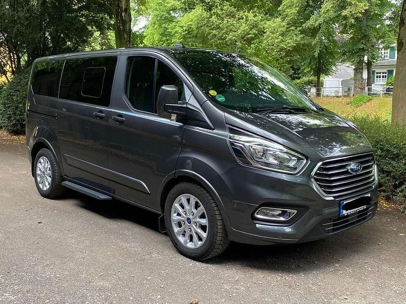 Grau Gebraucht 2023 Ford Tourneo Custom Titanium Van / Kleinbus | 39.100 € (Guter Preis) - Bild 1/4