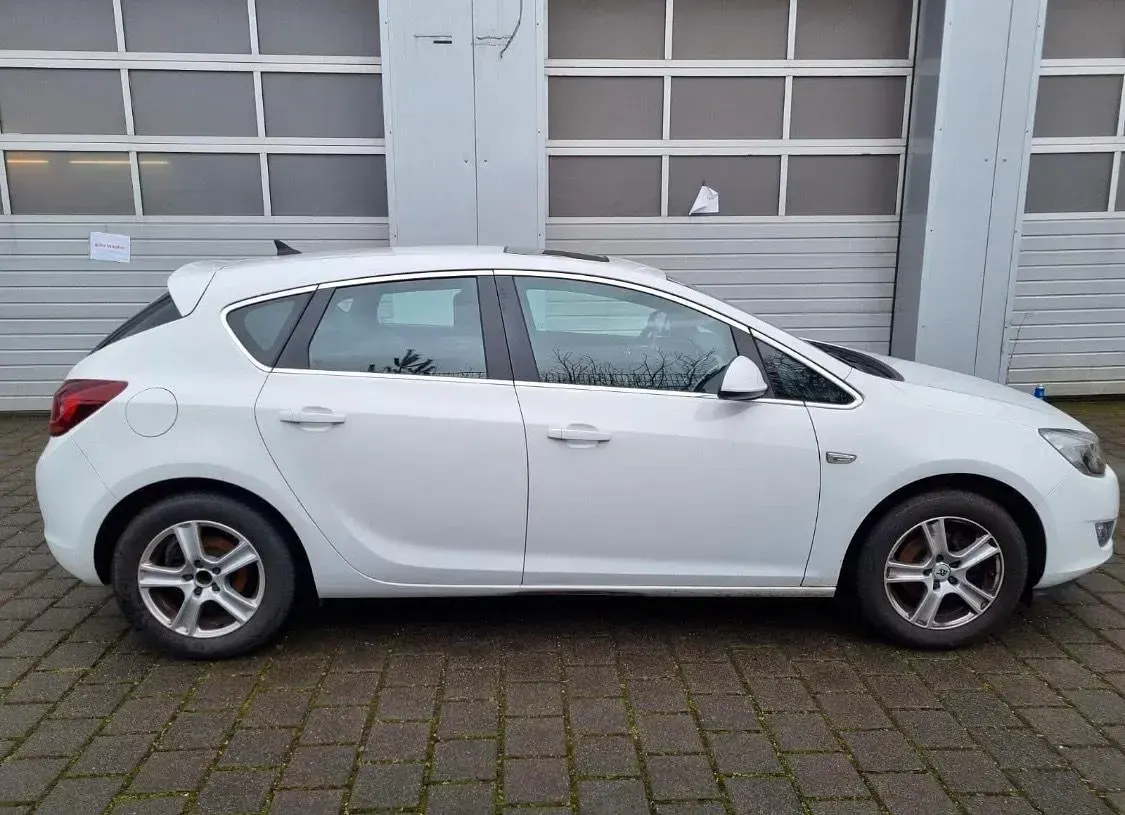 Używany Opel Astra 101 KM (74 kW) 2010 Biały Hatchback