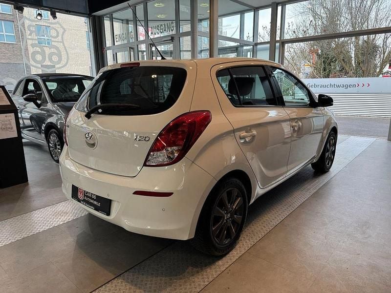 Gebraucht Hyundai i20 Edition 86 PS (63 kW) 2015 Weiß Limousine