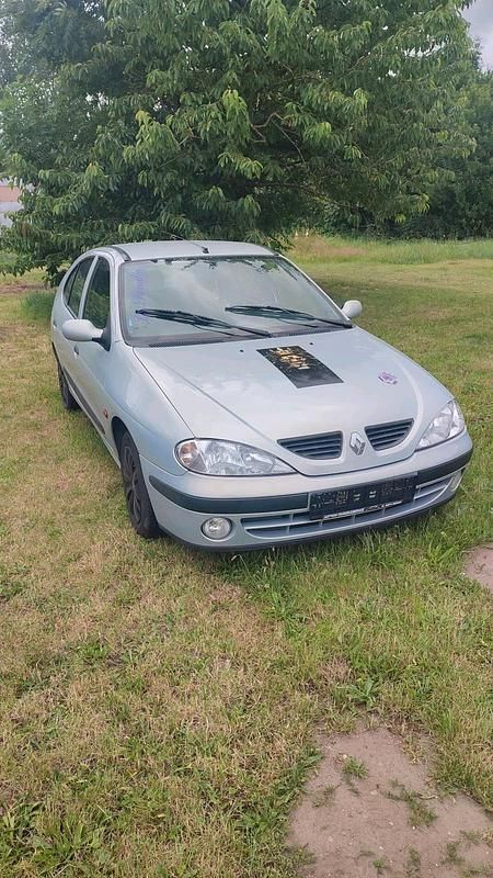 Grau Gebraucht 2002 Renault Mégane II Limousine | 650 € (Guter Preis) - Bild 1/4