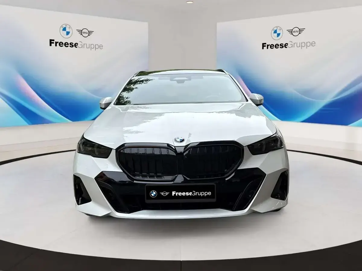 Gebraucht BMW 540 M Sport 303 PS (222 kW) 2025 Weiß Kombi