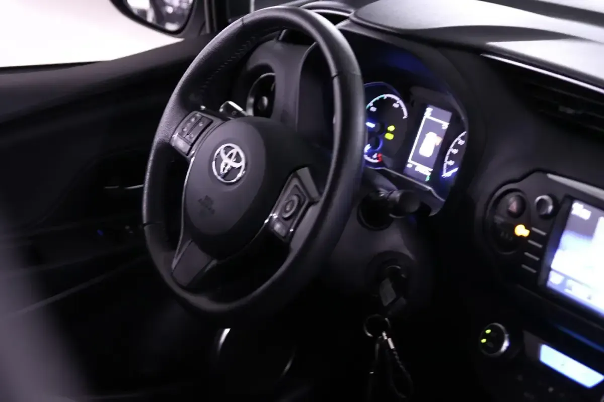 Gebraucht Toyota Yaris Hybrid 101 PS (74 kW) 2019 Weiß Limousine
