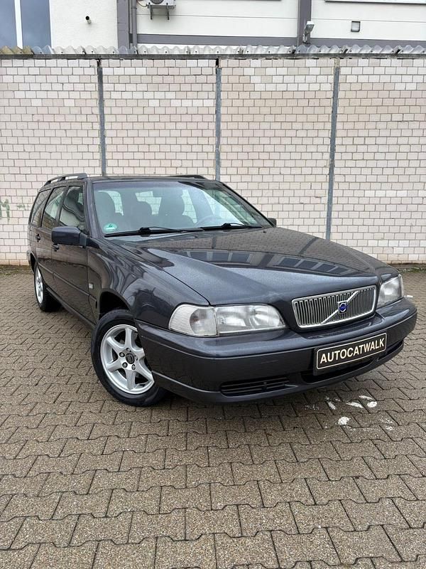 Grau Gebraucht 1999 Volvo V70 Kombi | 8.690 € - Bild 1/4