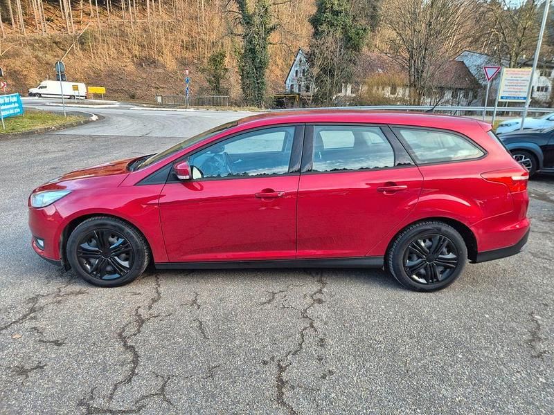 Gebraucht Ford Focus Trend 120 PS (88 kW) 2016 Rot Limousine