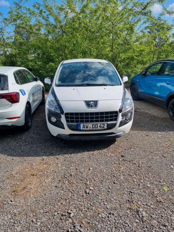 Grau Gebraucht 2012 Peugeot 3008 Active Limousine | 6.999 € (Fairer Preis) - Bild 1/4