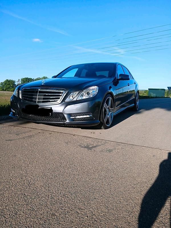 Grau Gebraucht 2011 Mercedes E500 Limousine | 17.000 € - Bild 1/4