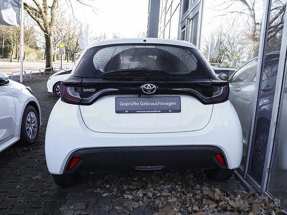 Gebraucht Toyota Yaris Basis 72 PS (52 kW) 2022 Schneeweiß Kleinwagen